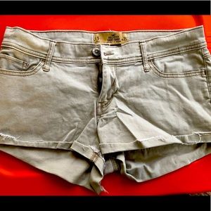 Hollister low rise khaki shorts size 9